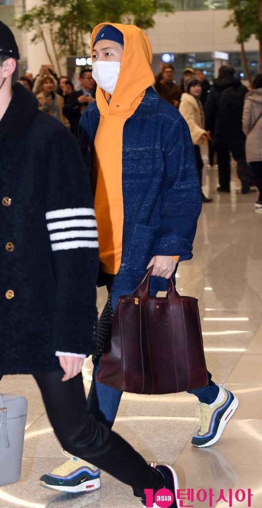 
RM nổi bần bật với chiếc áo hoodie màu cam.