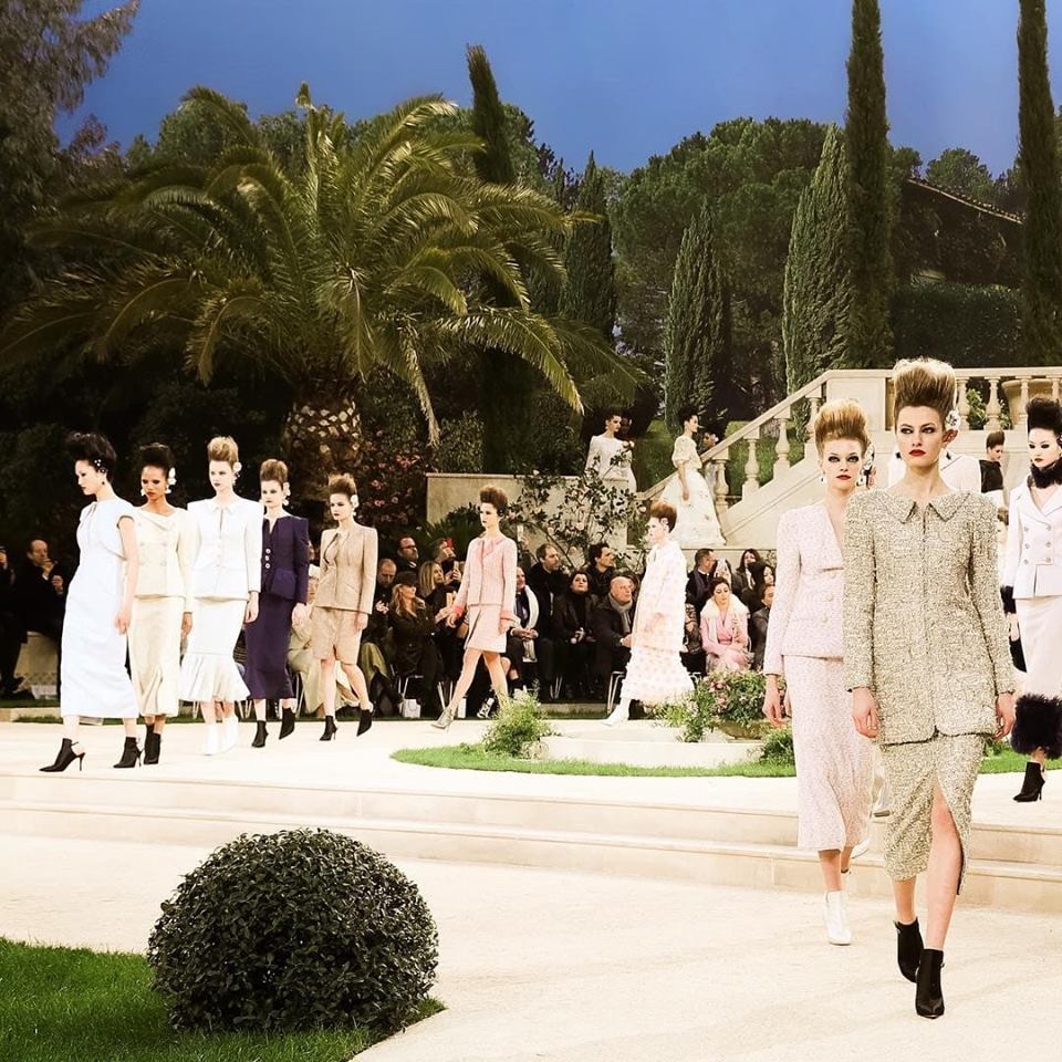 
Buổi trình diễn thời trang ngoài trời của Chanel với phong cách cổ điển.