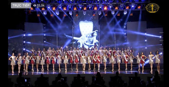 
Dàn thí sinh Hoa hậu Liên lục địa 2018 trên sân khấu chung kết.