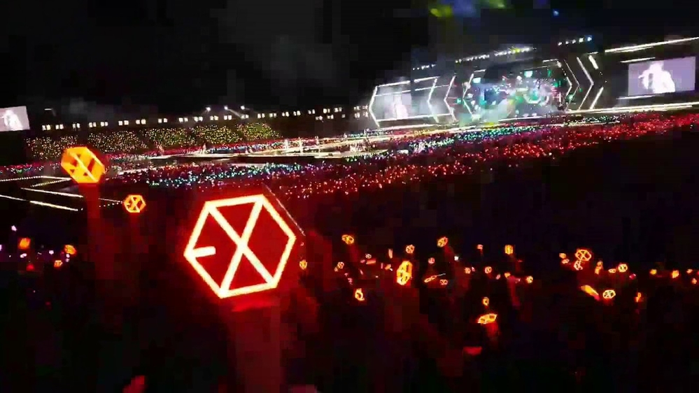  
Lightstick của EXO có thể phát sáng đến 12 màu khác nhau