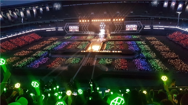 
Lightstick của EXO có thể phát sáng đến 12 màu khác nhau