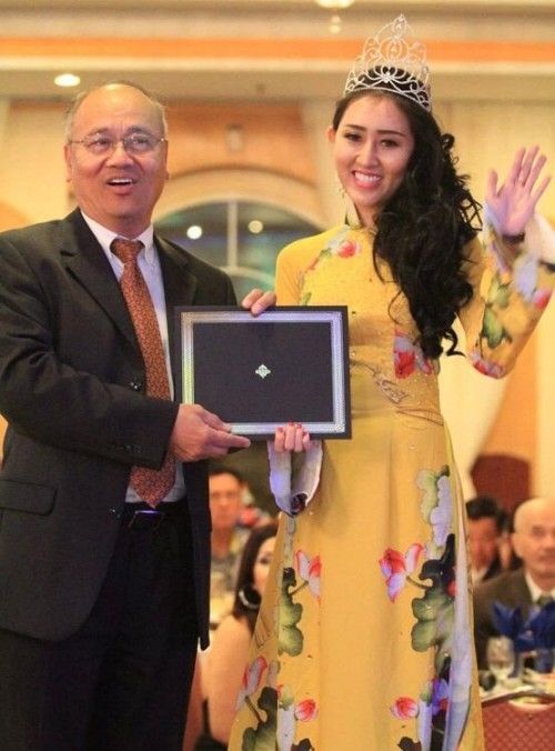 
Người mẫu Huỳnh Thúy Anh tự ý sang Mỹ dự thi và giành vương miện cao nhất của cuộc thi Hoa hậu cộng đồng người Việt.