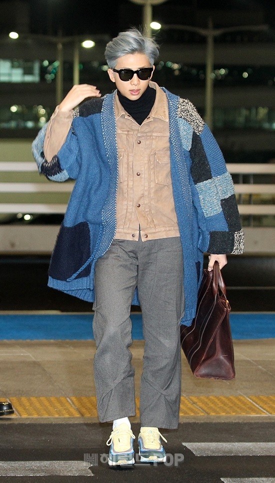 
Trưởng nhóm RM vẫn khoe guu thời trang ấn tượng của mình. Anh gần như biến sân bay thành sàn catwalk nhờ outfit đẹp không chỗ chê cùng thần thái đỉnh cao.