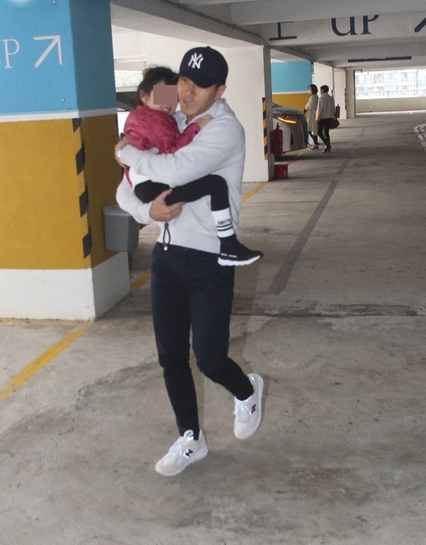 Lưu Khải Uy ôm chặt con gái, khiến phóng viên 