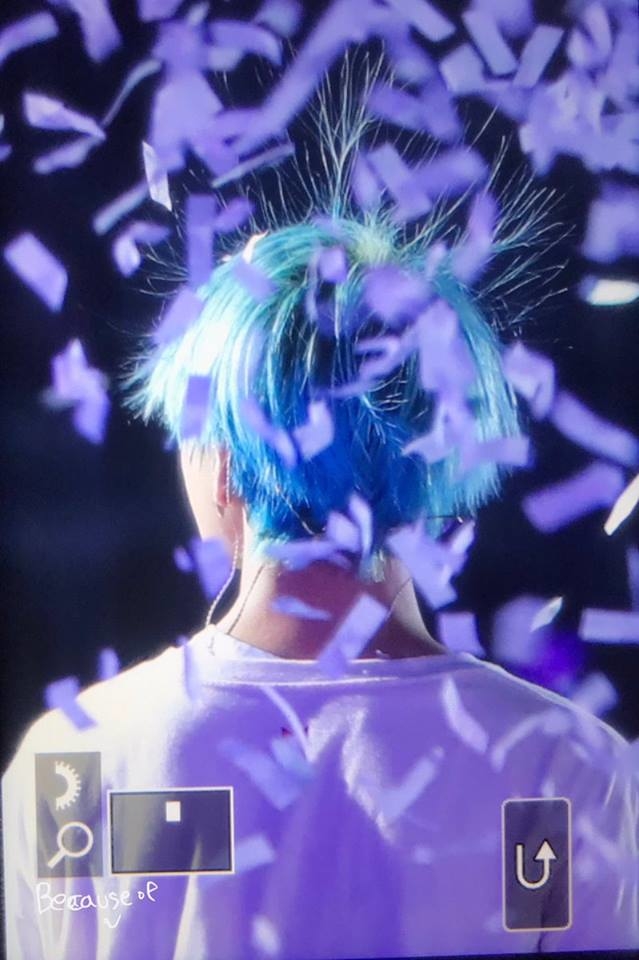 Mái tóc màu xanh bị tĩnh điện hài hước của V (BTS)