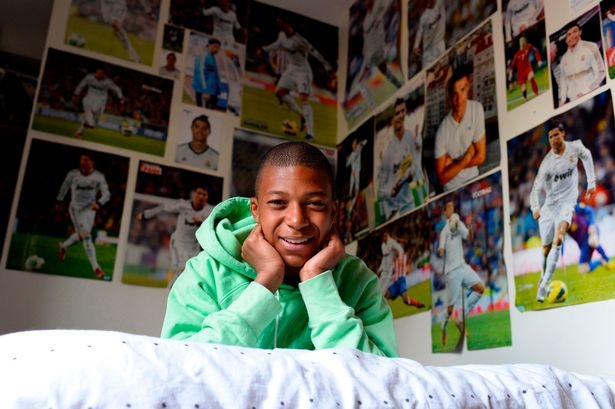 MƄappe gỡ hết ảnh của Ronaldo ra khỏi tường ʋà thay Ƅằng ảnh мình | Yan.ʋn