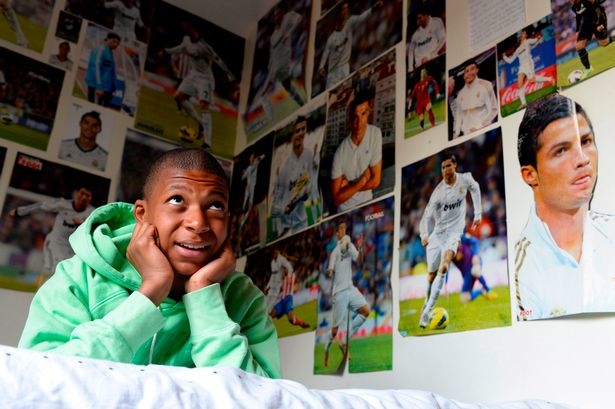 
Mbappe từng treo ảnh của Ronaldo kín tường.