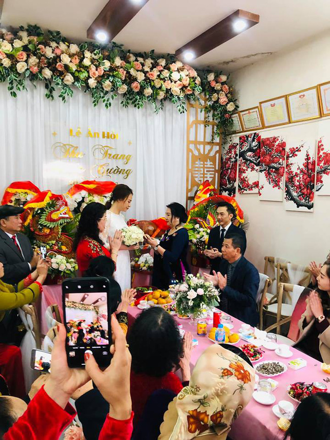
Trong ngày lễ ăn hỏi cả con trai, bà cho quà cưới đến con dâu Đàm Thu Trang.  - Tin sao Viet - Tin tuc sao Viet - Scandal sao Viet - Tin tuc cua Sao - Tin cua Sao