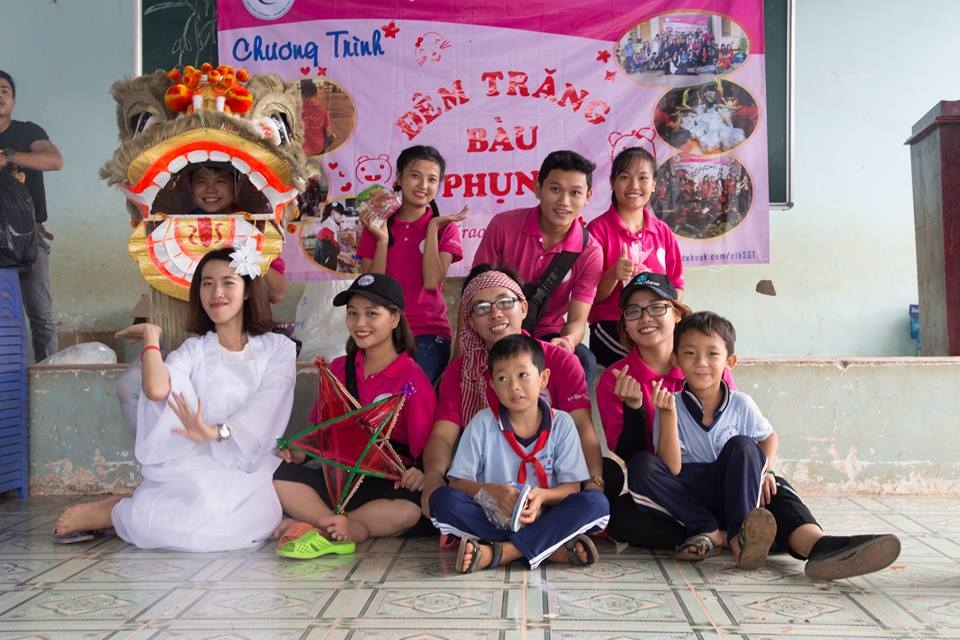 
Đêm trăng Bàu Phụng - một chương trình Trung Thu tặng quà cho 700 em nhỏ ở trường tiểu học.