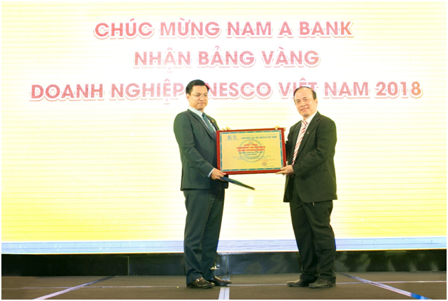 
Nhà báo Nguyễn Văn Thịnh – Đại diện Ban chấp hành Liên hiệp các UNESCO Việt Nam trao bảng vàng “Doanh nghiệp văn hóa UNESCO Việt Nam 2018” cho Ông Trần Ngọc Tâm – Tổng Giám đốc Nam A Bank.