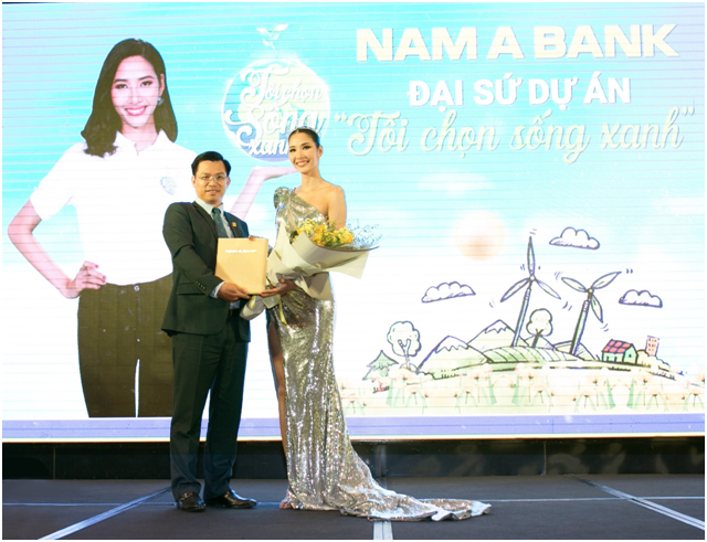 
Ông Trần Ngọc Tâm – Tổng Giám đốc Nam A Bank công bố Á hậu Hoàng Thùy trở thành Đại sứ Vì Môi Trường cho dự án “Tôi chọn sống xanh”.