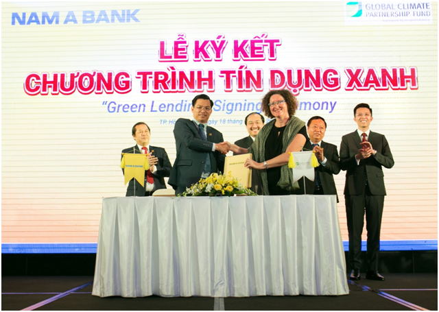 
Ông Trần Ngọc Tâm – Tổng Giám đốc Nam A Bank và Bà Maud Savary Mornet – Giám đốc GCPF Khu vực Châu Á Thái Bình Dương cùng ký kết hợp tác triển khai chương trình Tín dụng xanh.