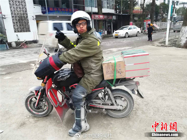 
Người con trai hiếu thảo chở tro cốt cha mình bằng xe máy về quê 