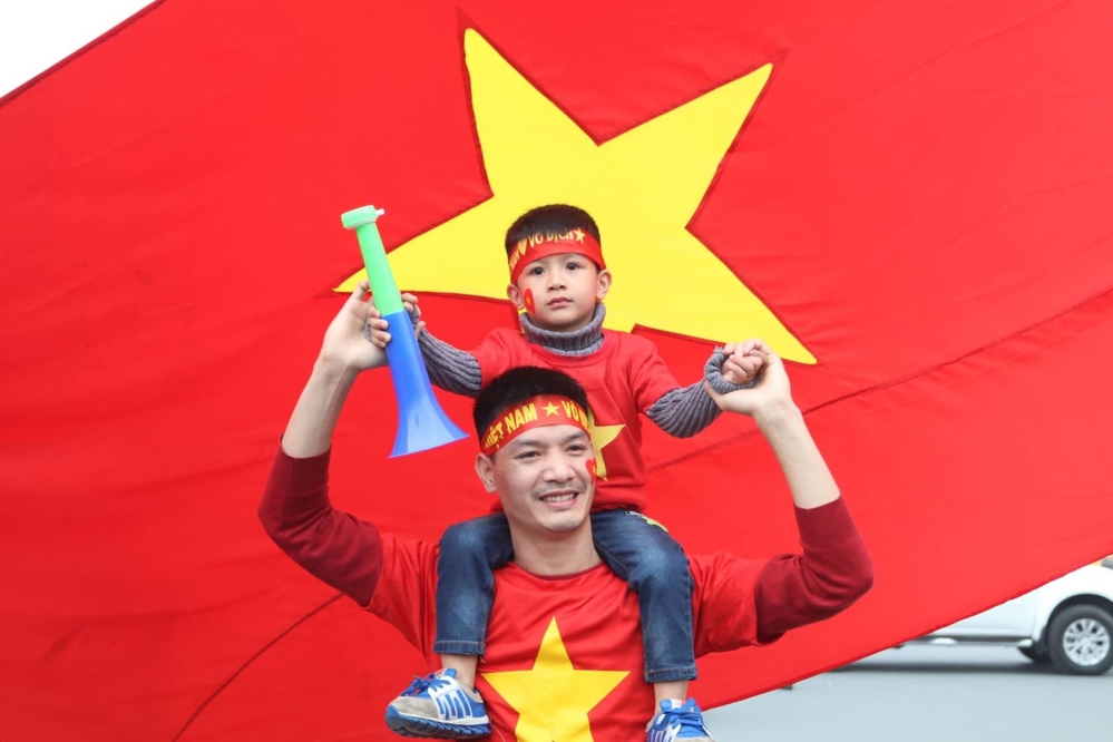 
CĐV không ngại ngần bày tỏ tình yêu với đội tuyển Việt Nam
