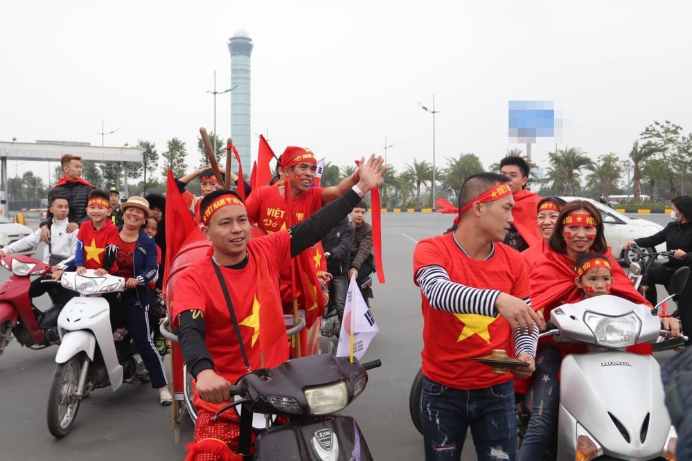 Chẳng đâu như Việt Nam: Tuyển thua vẫn được NHM đem bánh chưng, hoa đào tấp nập chào đón trở về