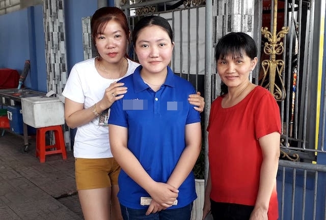 
Phương Linh (áo xanh) - nữ nhân viên đã tìm thấy chiếc túi xách và báo cho chủ quán cơm (Ảnh: Zing News)
