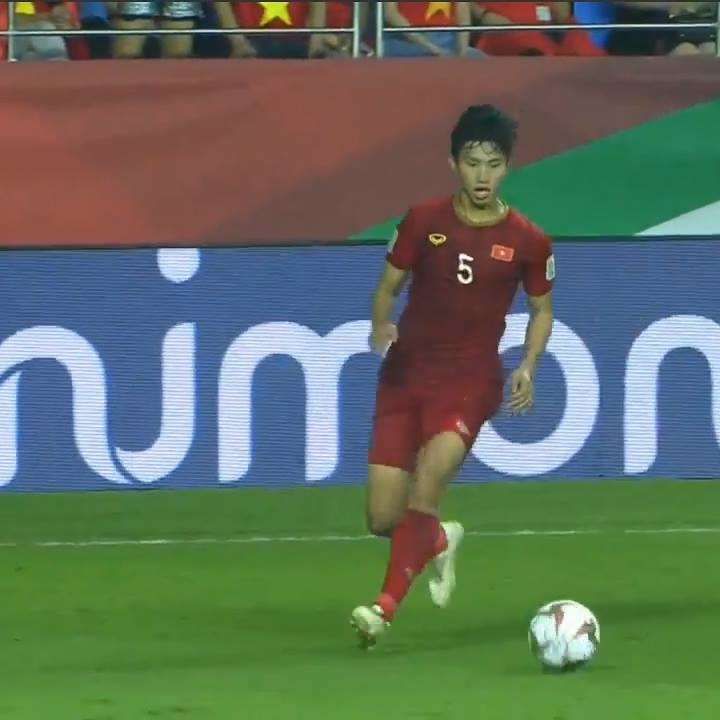 Hình ảnh các tuyển thủ Việt Nam áo ướt đẫm mồ hôi, cúi chào NHM khiến CĐM nghẹn ngào