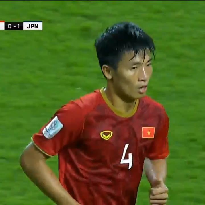 
Áo của các tuyển thủ Việt Nam áo ướt đẫm mồ hôi sau trận đấu....