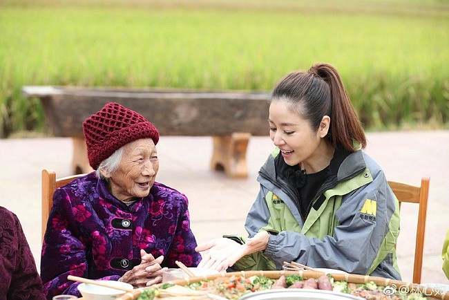  
“Tiểu Yến Tử” Triệu Vy và “Tử Vi” Lâm Tâm Như đã xuất hiện trong hoạt động xóa đói giảm nghèo do CCTV6 tổ chức tại Quảng Tây.