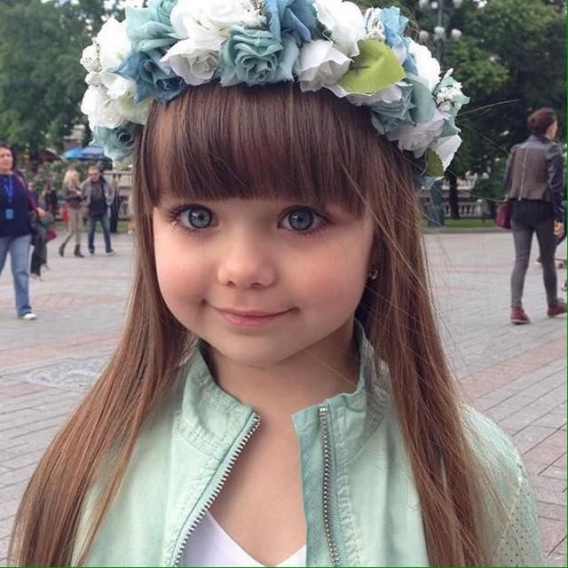 
Cô bé búp bê người Nga Anasrasia Knyazeva.