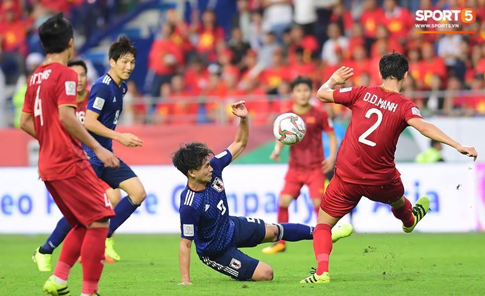 Ngày 24/1/2019, trận đấu Tứ Kết trước một Nhật Bản mạnh mẽ từng 6 lần dự World Cup, 4 lần giành vô địch Asian Cup vẫn không khiến đội tuyển Việt Nam chùn bước. Họ thi đấu đầy nhiệt huyết và chỉ chịu thua trước 1 quả phạt Penalty đầy oan nghiệt. 