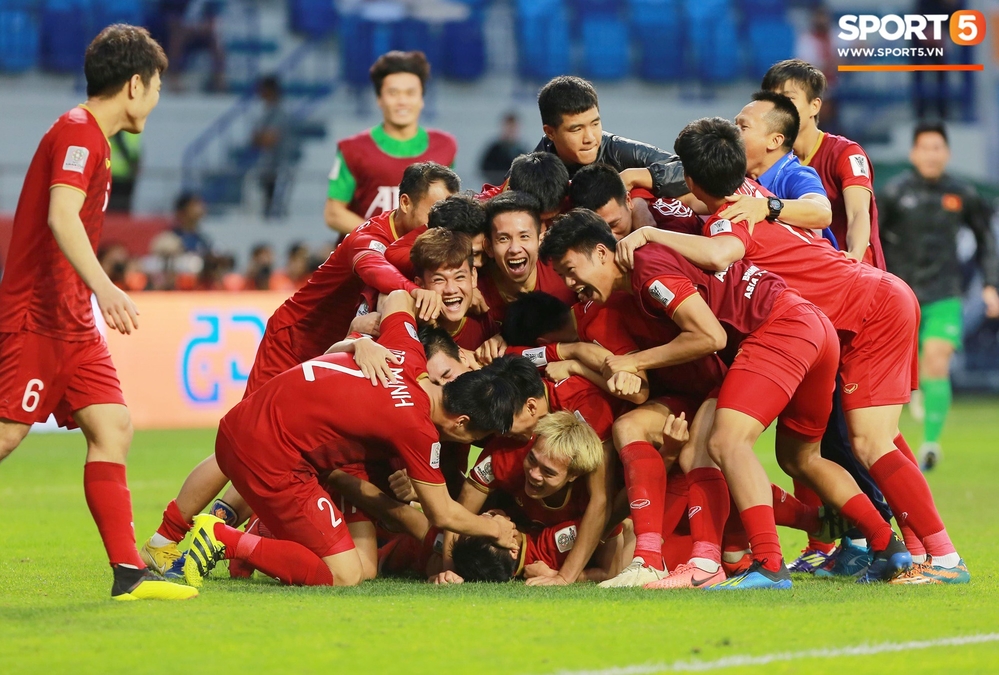 
Giây phút buồn bã tiếc nuối rồi cũng qua đi và cả đội lại cùng nhau ăn mừng chiến thắng bởi cuối cùng, họ cũng làm được điều mà chẳng ai có thể ngờ tới. Từ một đội bóng vào vòng 1/8 bằng vé vớt, bằng sự may mắn đã trở thành đội đầu tiên đặt chân vào vòng Tứ Kết của Asian Cup 2019. Họ, những chàng trai áo đỏ đã chứng minh cho tất cả thấy rằng mình xứng đáng với tấm vé vào vòng Knock out và là 1 nằm trong top 8 đội mạnh nhất châu Á.