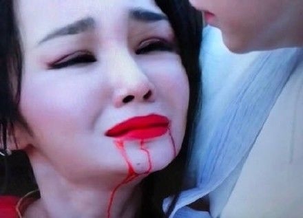  
Đây là một  phân cảnh trong phim Hương Mật Tựa Khói Sương. Mẹ của Nhuận Ngọc hộc máu miệng và chết đã khiến khán giả… không nhịn được cười vì máu tươi ngang ngửa màu son của nữ diễn viên. 