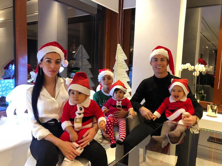 
6. Cristiano Ronaldo (12,6 triệu like): Đây là hình ảnh gia đình Ronaldo xum vầy bên nhau trong lễ Giáng Sinh, với đầy đủ cả 4 đứa con của anh.