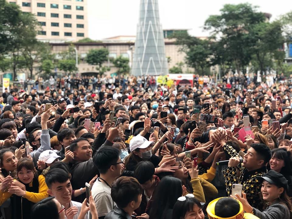 
Noo Phước Thịnh nhận được nhiều sự ủng hộ từ người dân Việt sinh sống tại Đài Bắc.