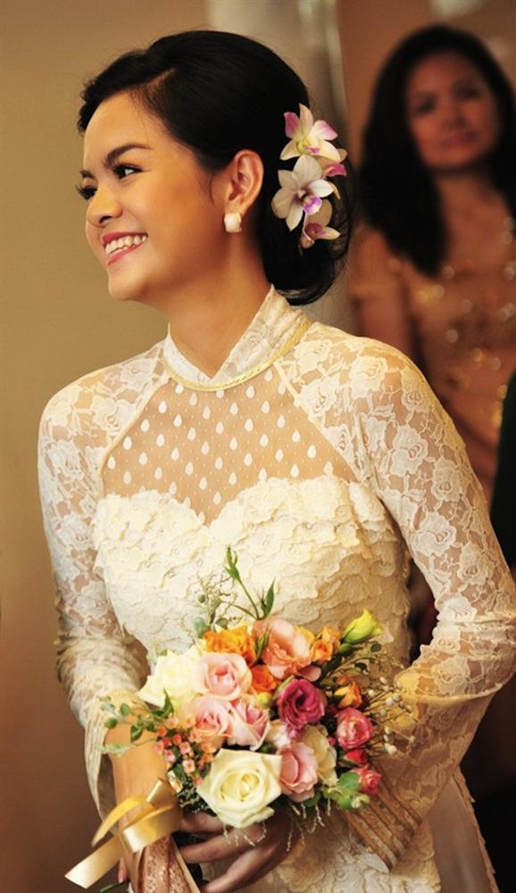 
Phạm Quỳnh Anh diện một chiếc váy cưới màu trắng ren nổi thật tinh tế với phần ngực bằng voan chấm bi. Nữ ca sĩ điểm xuyến cho vẻ ngoài của mình thêm phần lộng lẫy hơn bằng cách cài lên tóc vài bông hoa nhỏ.