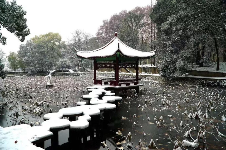 Các trường đại học được tuyết phủ trắng xóa tạo nên khung cảnh đẹp hơn cả trong phim