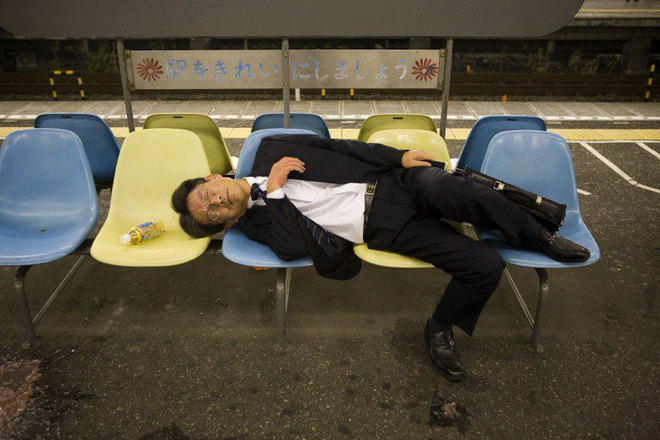
Tình trạng người lao động mất ngủ, thiếu ngủ đang khiến nền kinh tế Nhật Bản thiệt hại 138 tỉ USD.