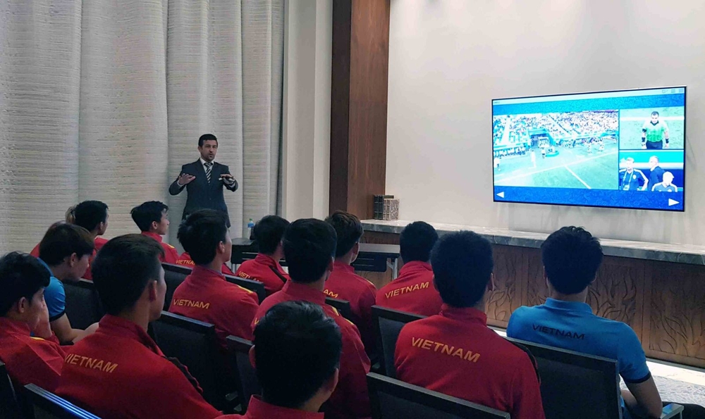 
Đại diện Ban trọng tài phổ biến kiến thức về công nghệ VAR với đội tuyển Việt Nam