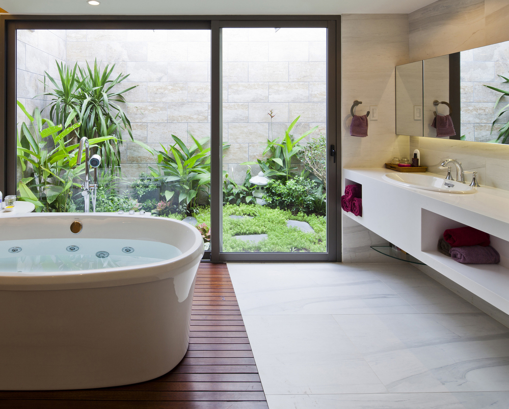 
Phòng tắm với cửa kính hướng vườn giúp gia chủ thư giãn tuyệt đối sau những phút giây làm việc căng thẳng