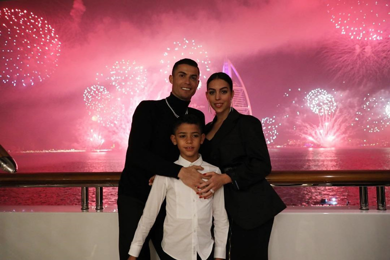 
Ronaldo cùng gia đình tận hưởng cuộc sống sang chảnh trong những ngày ở Dubai.