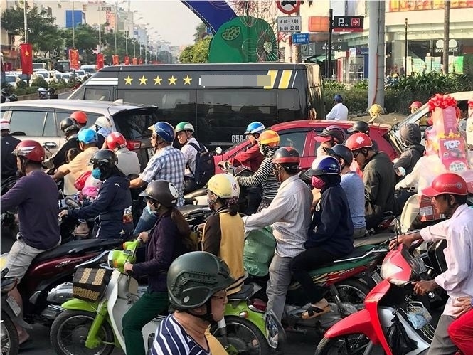 Cảnh tượng tắc đường kinh hoàng tại SG ngày giáp Tết: Người và xe 