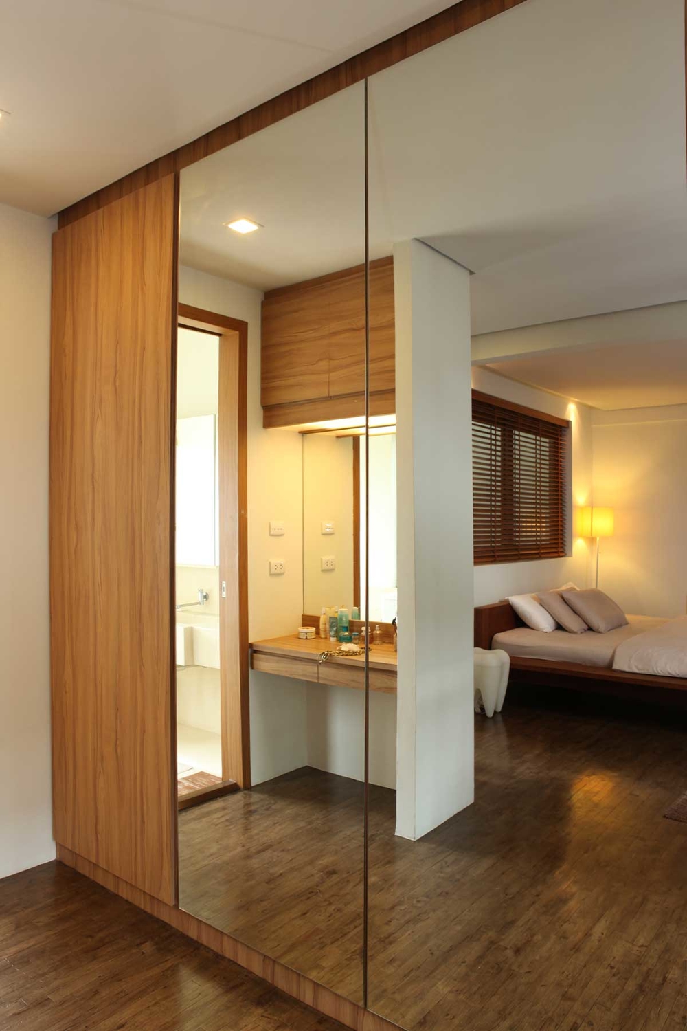 
Phòng ngủ thiết kế tủ âm tường giúp tiết kiệm diện tích và gương lớn tạo không gian rộng hơn, thoáng đãng hơn