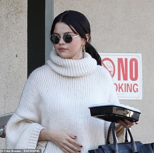 
Trong những dịp ra ngoài đi ăn hay đi dạo với bạn bè, trông Selena đã hoàn toàn khỏe mạnh, thần sắc đã tươi tỉnh hơn rất nhiều so với trong những video cuối cùng mà cô đăng tải trên Instagram.
