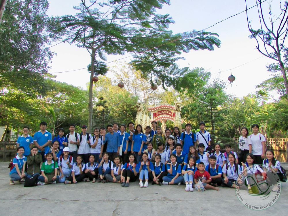 
Các tình nguyện viên câu lạc bộ tình nguyện dạy học cho trẻ em mồ côi tại chùa Lá Huyền Trang (huyện Nhà Bè – TP.HCM).