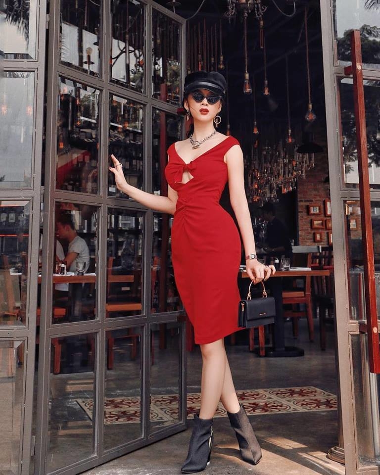 
Một phong cách gắn liền với cô nàng sinh năm 1995: sang trọng và quyến rũ. Chiếc váy đỏ nổi bật khoe từng đường nét cơ thể được kết hợp với những món phụ kiện tối màu nhưng sắc sảo làm tổng thể càng hoàn hảo.