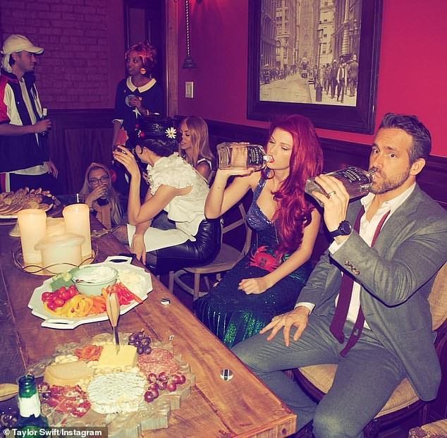 
Tham gia bữa tiệc đầy xa hoa này còn có sự góp mặt của "Deadpool" ​- Ryan Reynold - chồng của Lively, hai người họ đã kết hôn từ năm 2012. 


Các khách mời khác thì hóa trang thành Gwen Stefani, Avril Lavigne và Posh Spice (Victoria Beckham).​