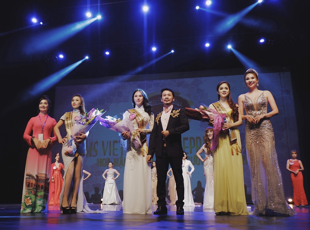 
Thu Hoàng đã xuất sắc vượt qua 19 thí sinh "nặng kí" và đăng quang ngôi vị Hoa hậu Áo Dài cuộc thi Hoa hậu Người Việt Doanh nhân người Việt Châu Á 2019.