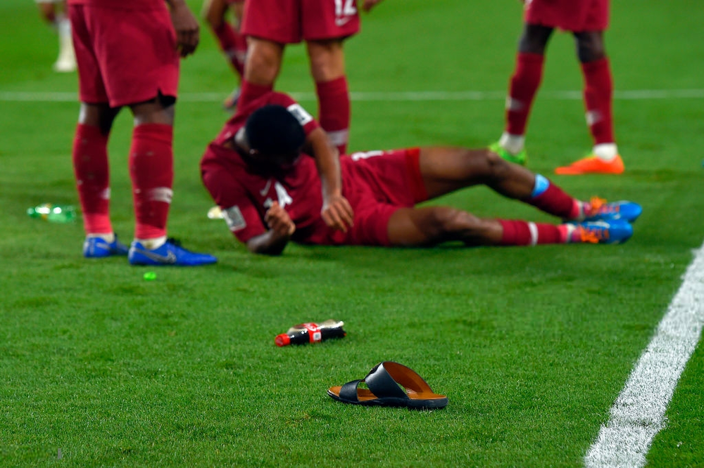 
Đã có cầu thủ Qatar bị ném trúng.