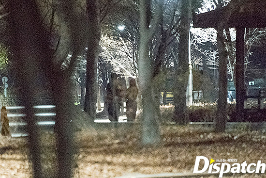
Cả hai hẹn hò tại một công viên, Kai xuống mở cửa cho Jennie, sau đó đôi tình nhân nắm tay nhau dạo bước trong công viên. 