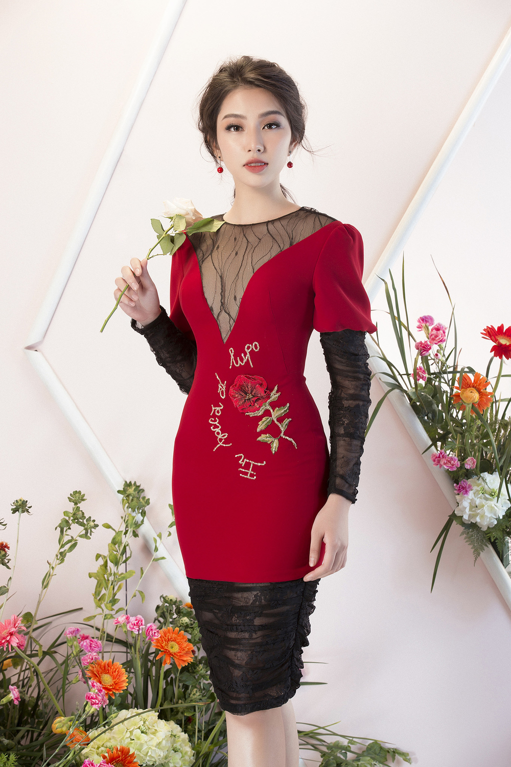 Top 5 Hoa hậu Việt Nam 2018 Thùy Tiên gợi cảm và ngập tràn sắc xuân trong loạt váy áo Đỗ Long
