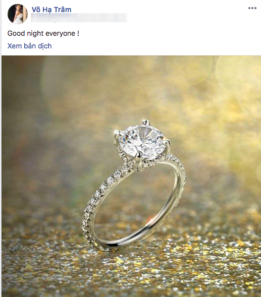 
Tuy nhiên, trước đó cô cũng khoe một chiêc nhẫn kim cương khá hoành tráng. Có lẽ, đây mới là nhẫn cưới mà chính cô với ông xã tự chuẩn bị. - Tin sao Viet - Tin tuc sao Viet - Scandal sao Viet - Tin tuc cua Sao - Tin cua Sao