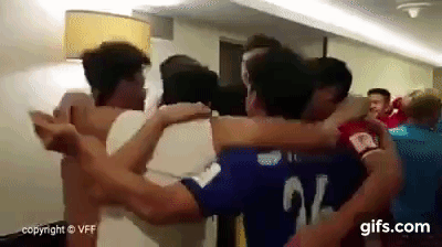 
Các cầu thủ cùng nhau ăn mừng ngay hành lang khách sạn. 