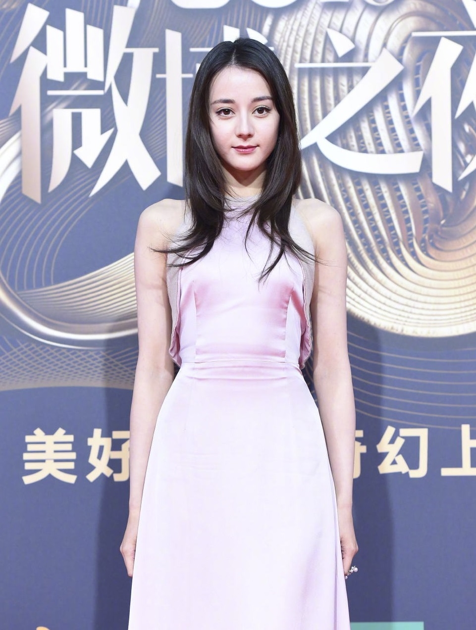 
Địch Lệ Nhiệt Ba xuất hiện xinh đẹp tại Đêm Hội Weibo.