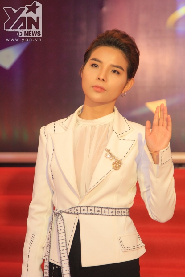 
Vũ Cát Tường vốn là cô gái có gu ăn mặc cá tính của showbiz Việt. Trên thảm đỏ của lễ trao giải năm nay, nữ ca sĩ lại khiến người hâm mộ phải ngạc nhiên với thần thái đỉnh cao của mình.