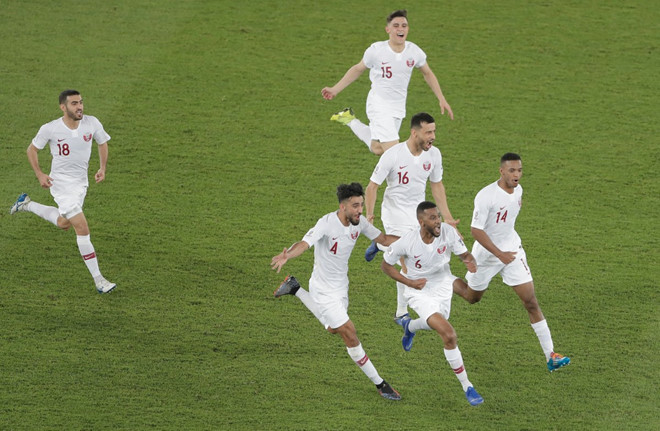 
Qatar ăn mừng sau khi giành chiến thắng và được vào vòng bán kết. 